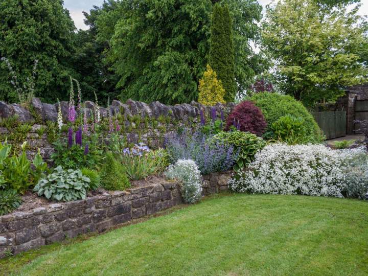Petits ouvrages maçonnés pour structurer et embellir votre jardin